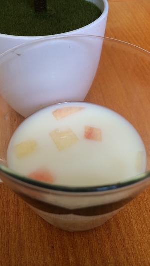 水蜜桃薄荷牛奶的做法 步骤2