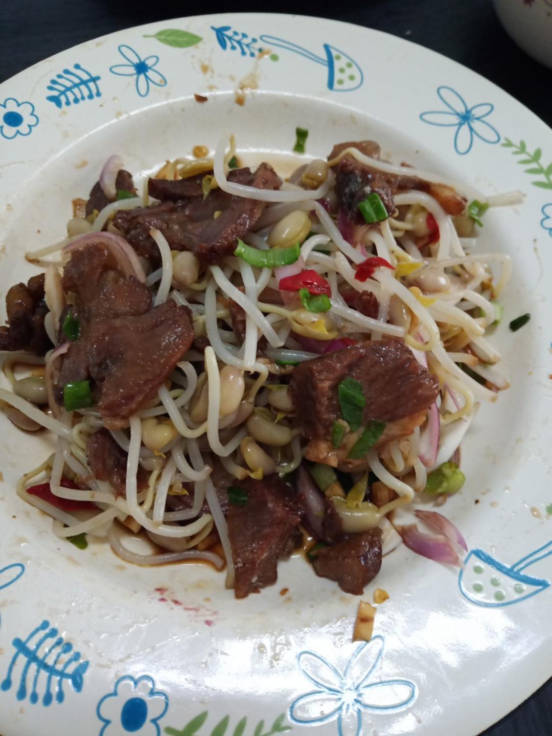 凉拌牛肉配豆芽