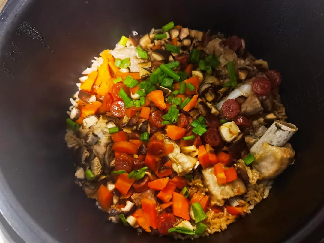 腊肠土豆胡萝卜香菇焖饭酱汁