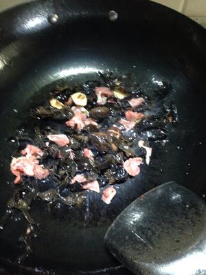 香菇瘦肉木耳米粉的做法 步骤2