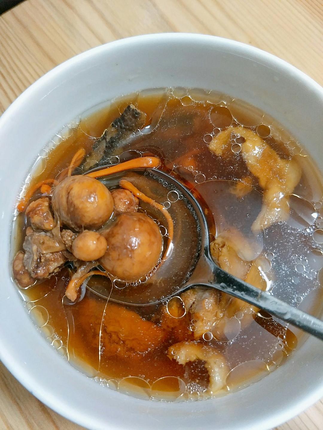 虫草花姬松茸炖三黄鸡