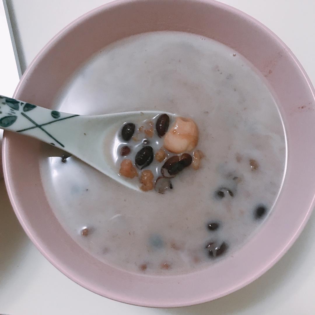 红豆薏米粥 (Red Bean and Pearl Barley Congee)