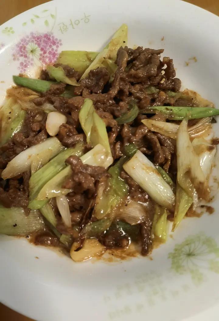 葱香浓郁的葱爆牛肉