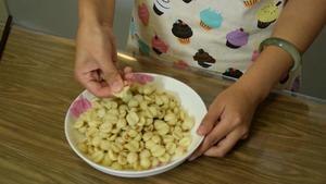 广式月饼—红莲蓉蛋黄馅、奶油椰丝馅的做法 步骤6