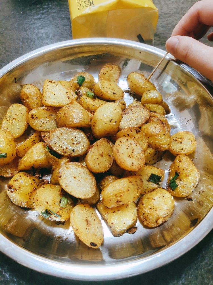 外酥里绵有蛋黄味的土家炕洋芋