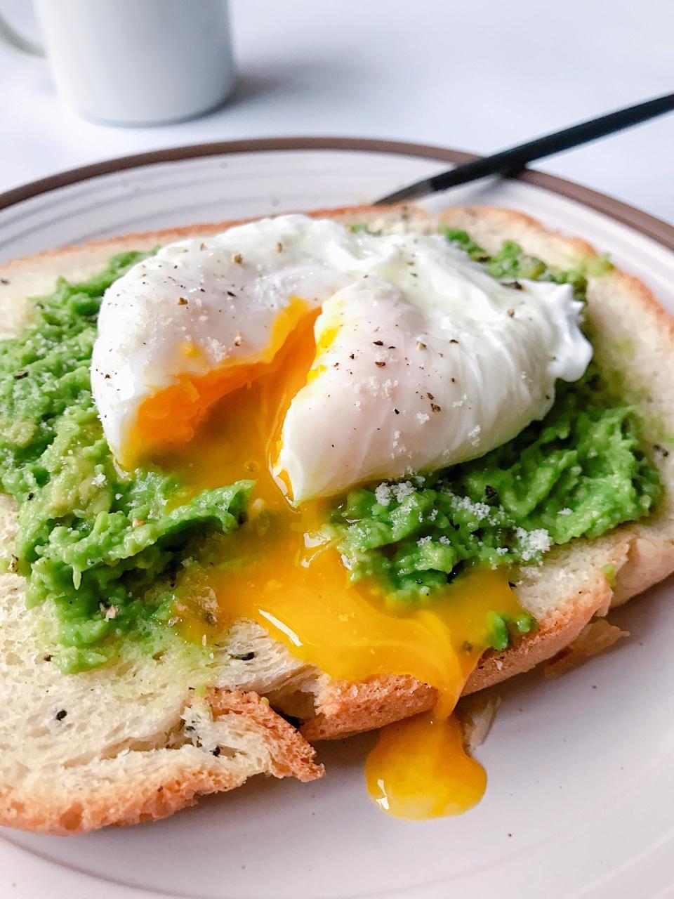 有时候59做的【健康能量早餐】流黄荷包蛋牛油果酱配全麦面包