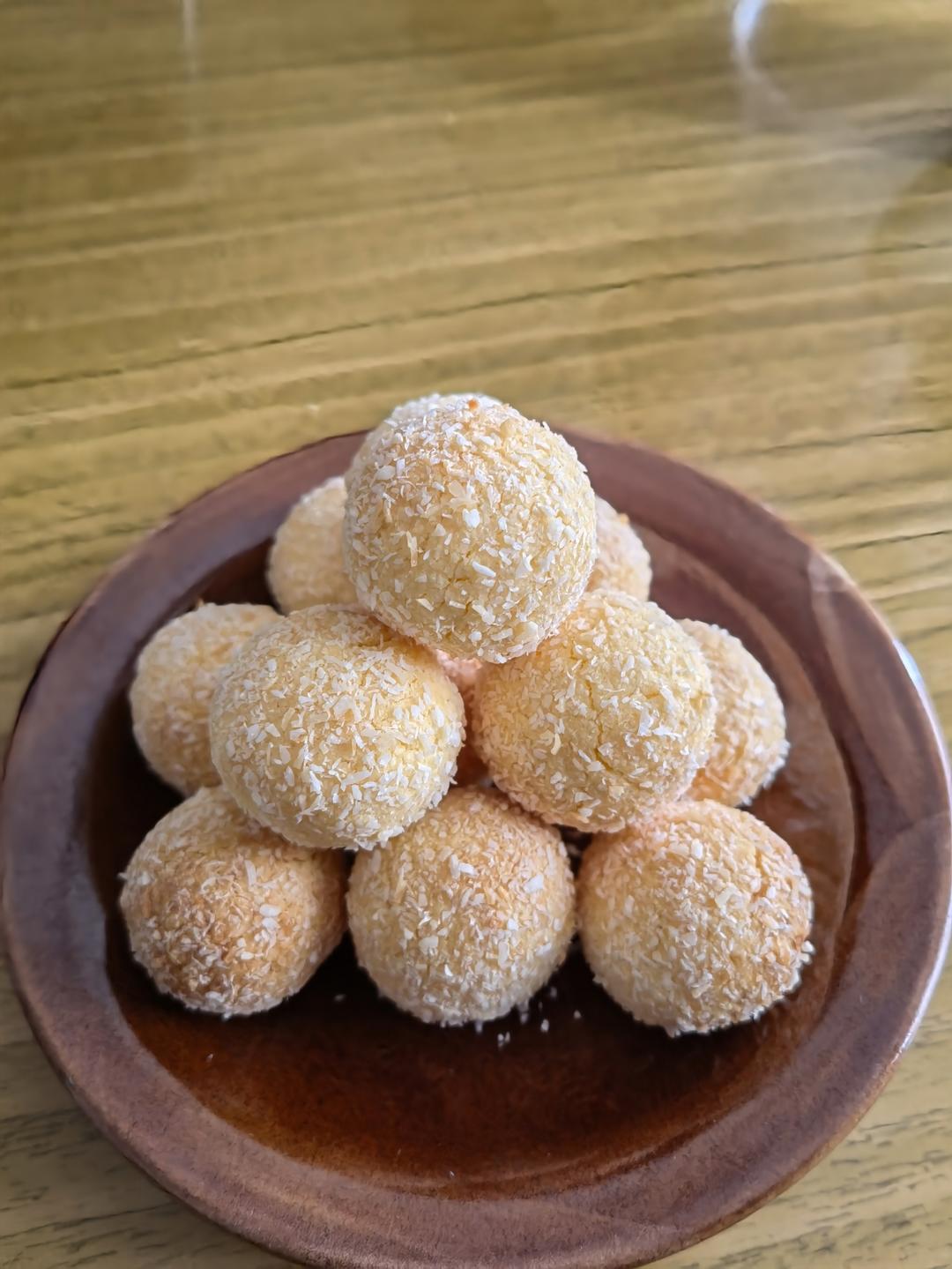 椰香浓郁的黄金椰蓉球