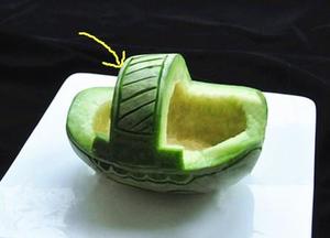 教你轻松雕刻香瓜乌龟船水果盘的做法 步骤3