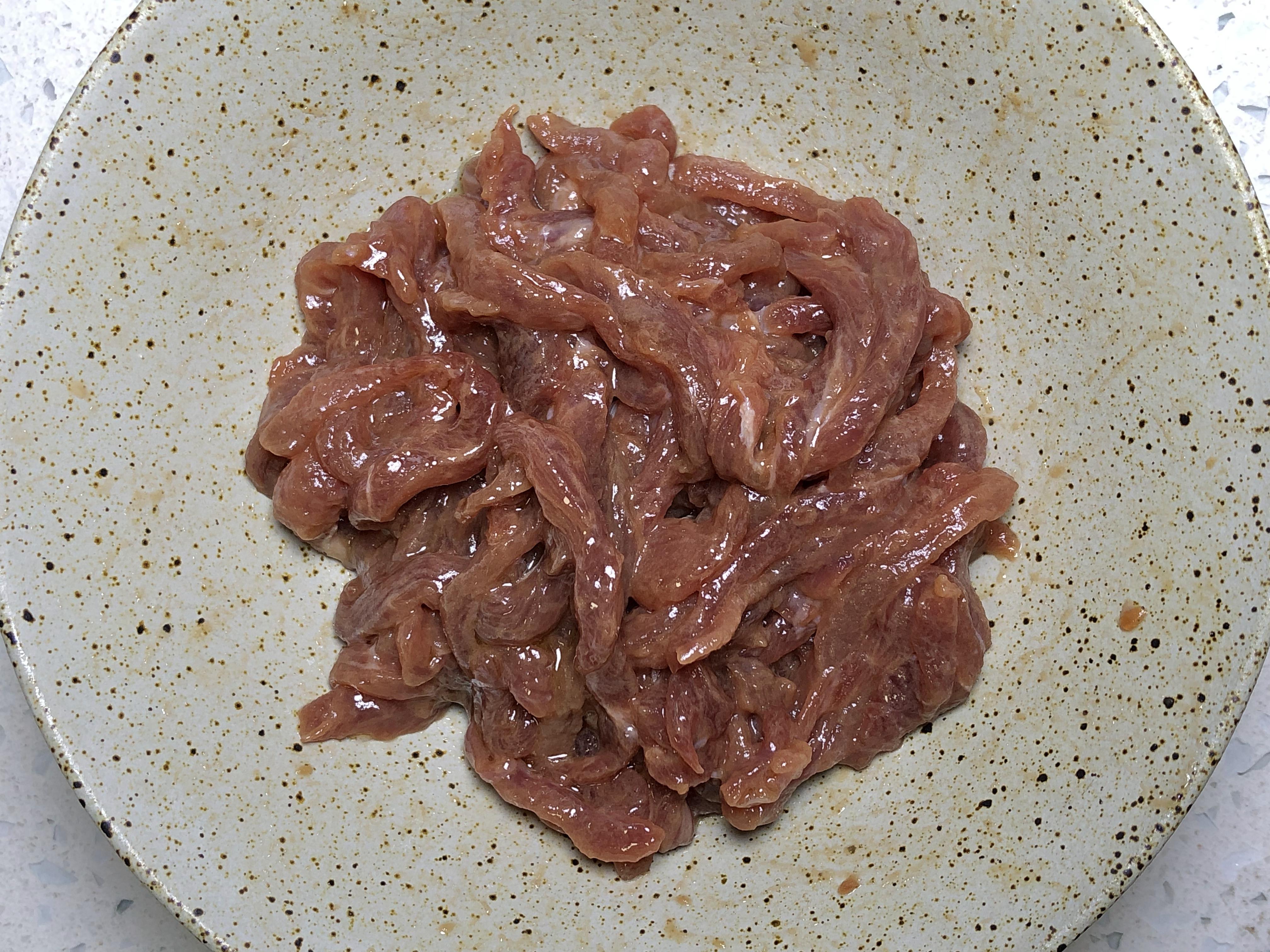 家常小炒‼️海鲜菇炒肉丝💯的做法 步骤3