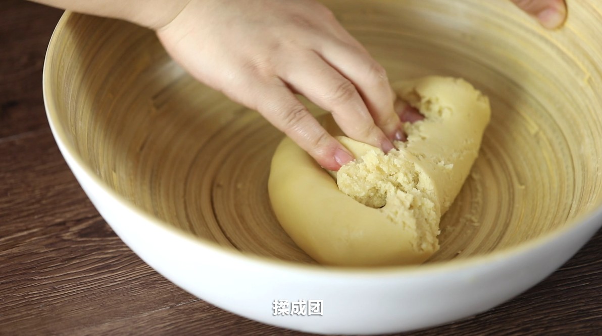 广式月饼—莲蓉月饼、蛋黄莲蓉月饼，柔软油润不开裂的做法 步骤2