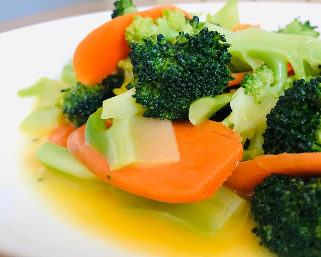 极简快手高颜值的西蓝花遇见胡萝卜君的做法