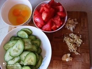 西红柿黄瓜炒鸡蛋的做法 步骤1