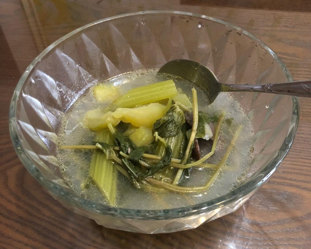 清新消暑薄荷叶鸡汤