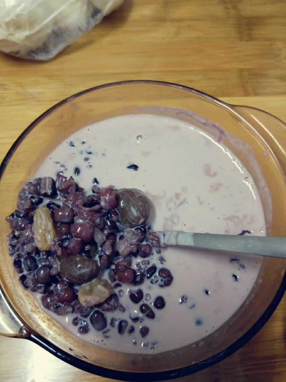 红枣红豆薏仁牛奶粥