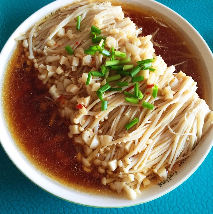 wendy菜菜爱吃鱼做的蒜蓉蒸金针菇