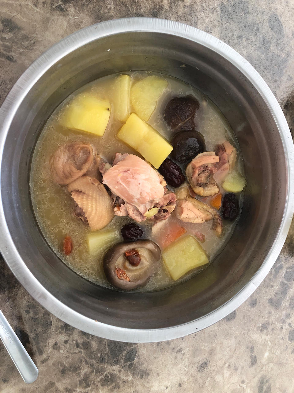 鸡汤这样炖才好喝，又营养美女小姐姐快来做吧！