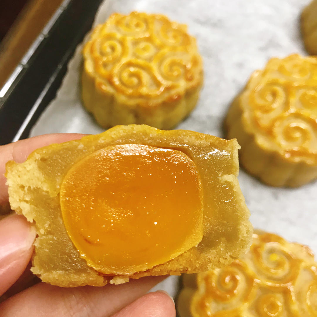 广式蛋黄莲蓉月饼