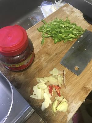 超级好吃媲美川菜店的家常青椒炒鸭肠的做法 步骤2