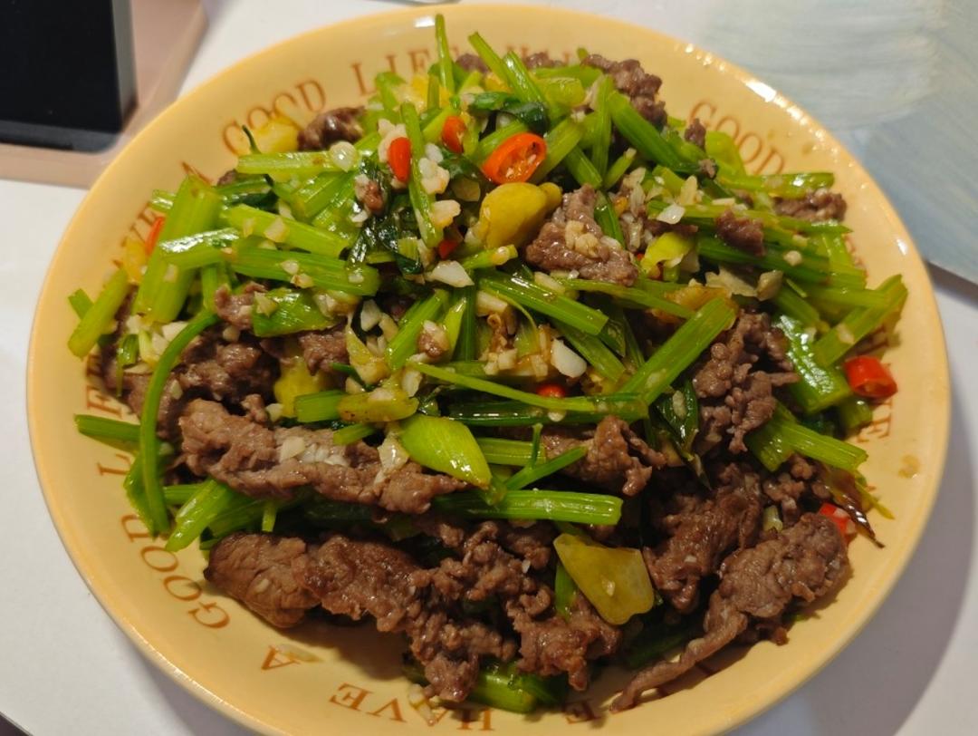 下饭神器又来了，试试这道芹菜炒牛肉！！