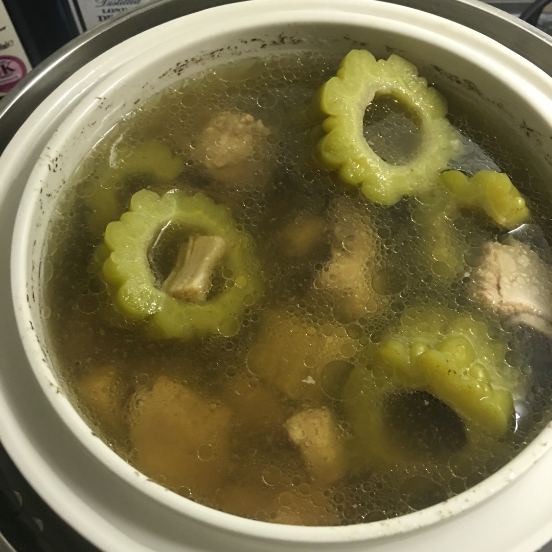 猪骨黄豆苦瓜汤
