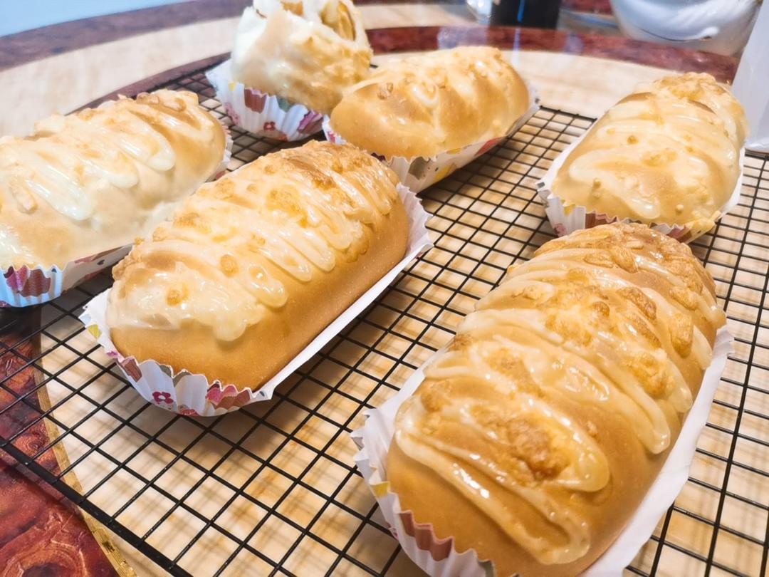 咸蛋黄肉松软面包