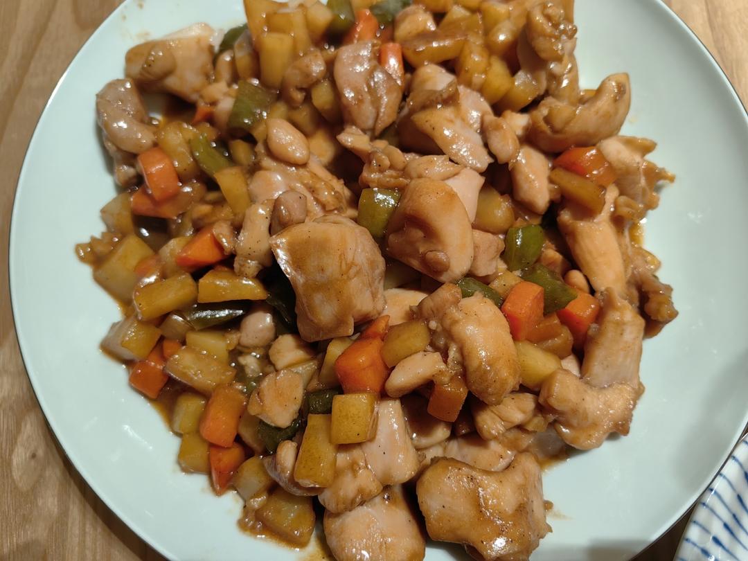 土豆和鸡腿的美味组合😋三丁炒鸡腿肉吃起来