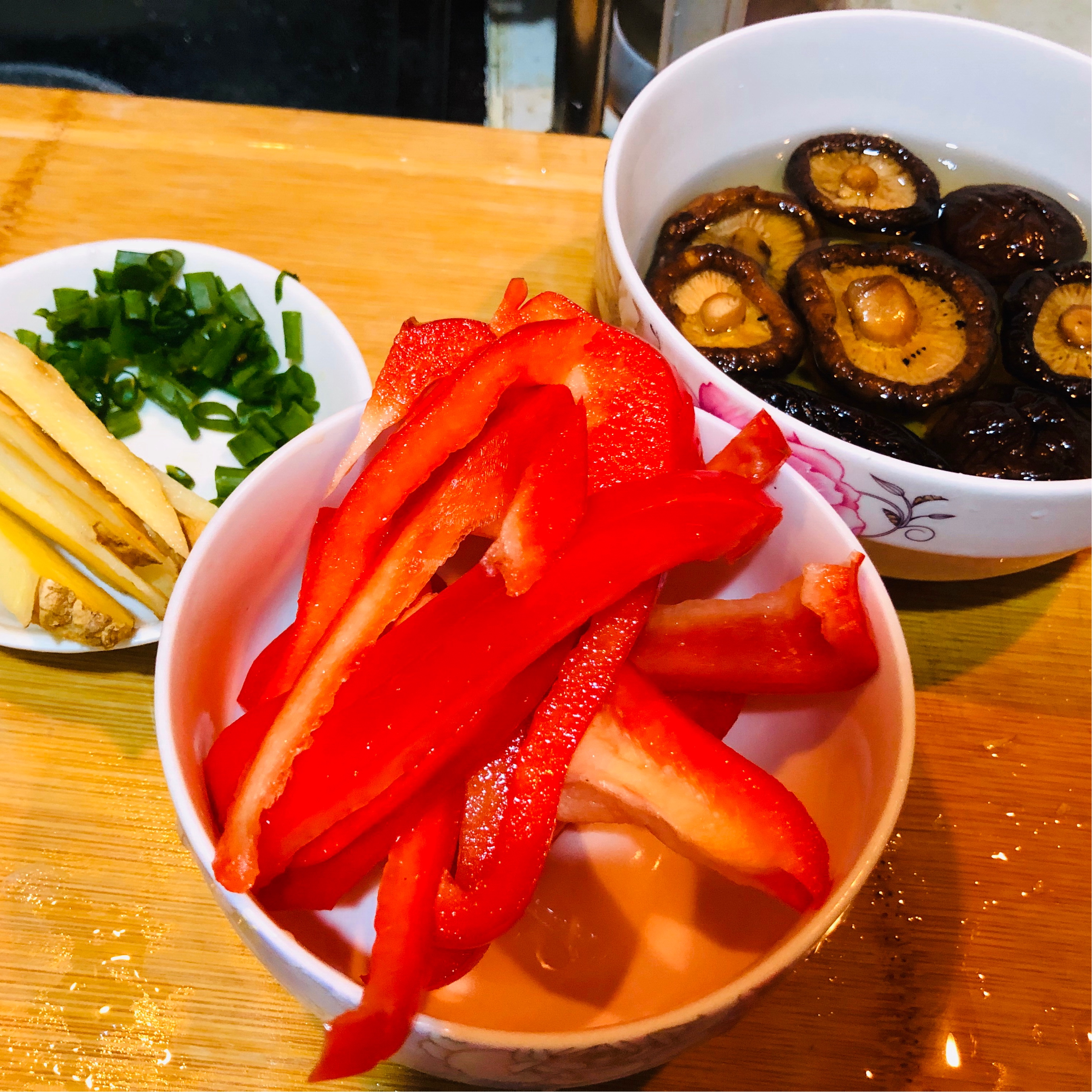 香菇土豆黄焖鸡翅根的做法 步骤1