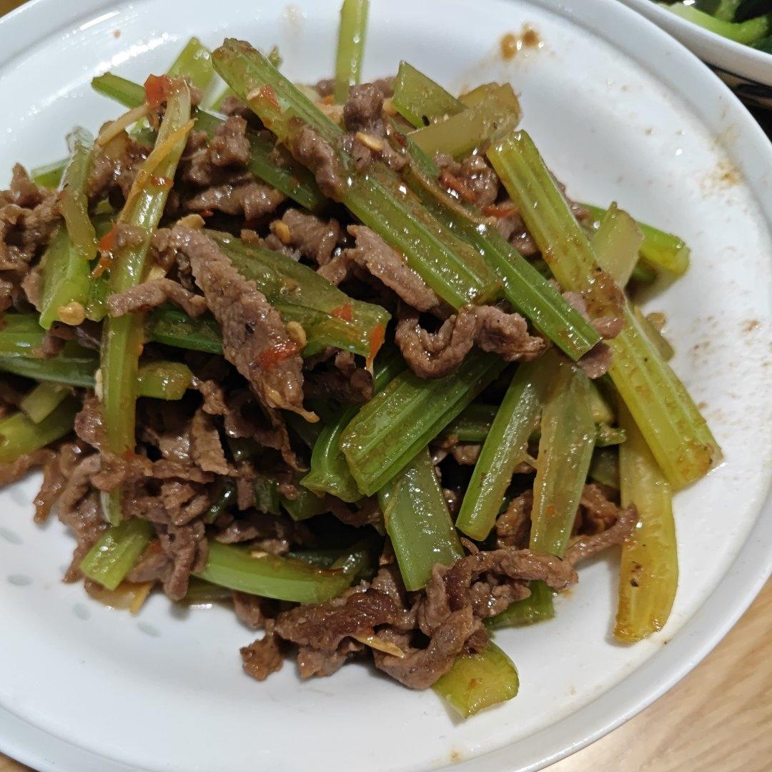 牛肉炒芹菜(不老不柴嫩滑多汁)