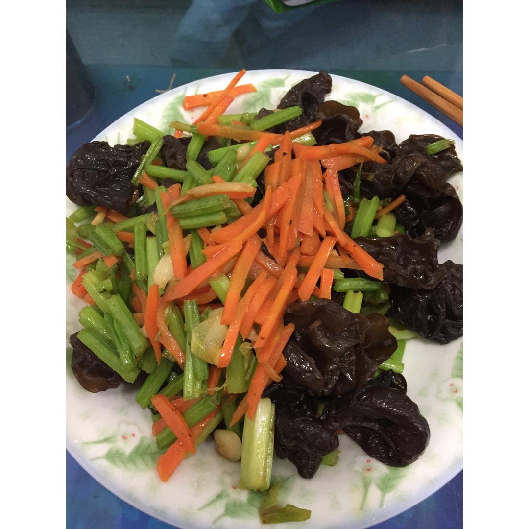 胡萝卜丝芹菜木耳炒饭