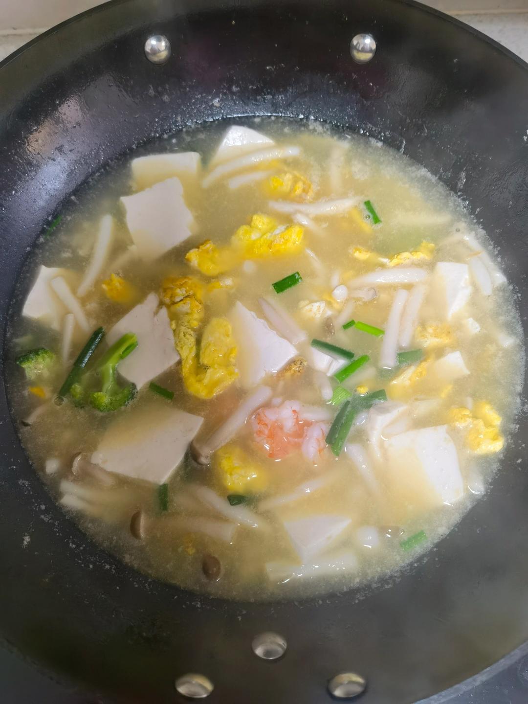 豆腐鲜虾菇菌汤