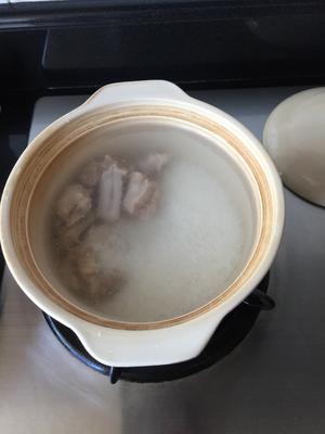 用简单的方法就能熬出一锅营养美味的生蚝排骨粥的做法 步骤2