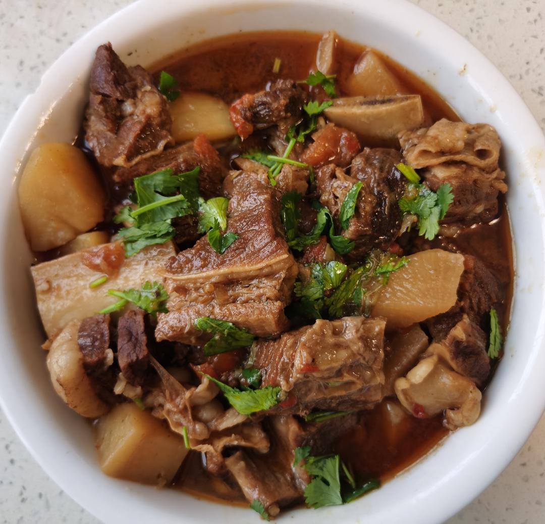 牛肋排炖胡萝卜土豆蕃茄