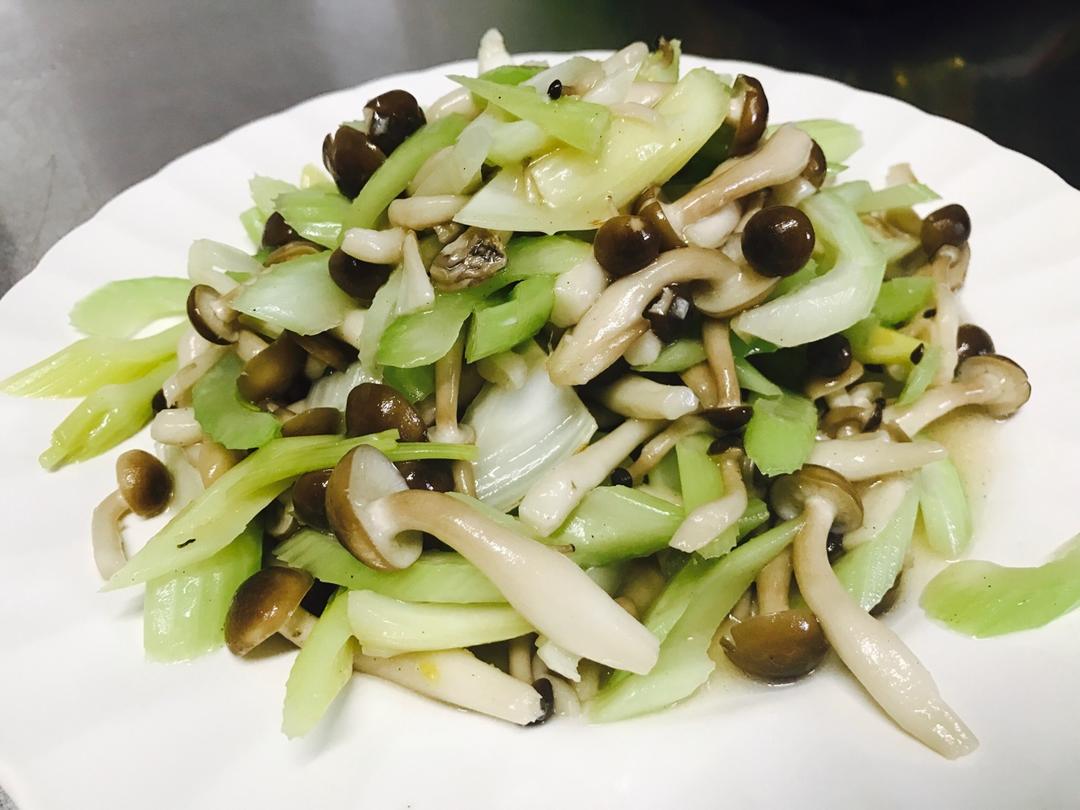 清雅云萝做的西芹炒蘑菇