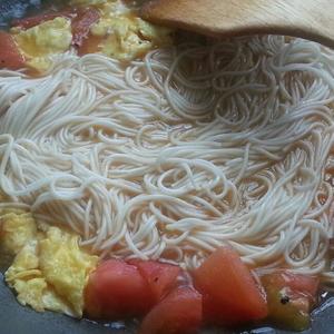 好吃不糊糊的西红柿炒鸡蛋汤面的做法 步骤8
