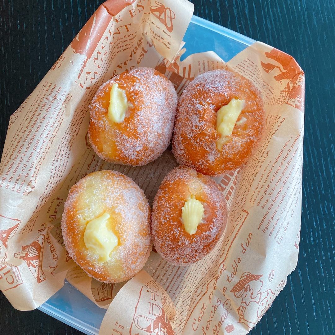 好吃到哭泣的甜甜圈VANILLA CREAM-FILLED DOUGHNUTS