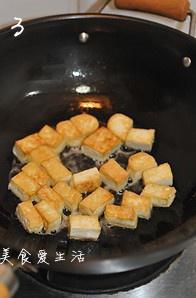 香菇酱炒豆腐黑木耳的做法 步骤3