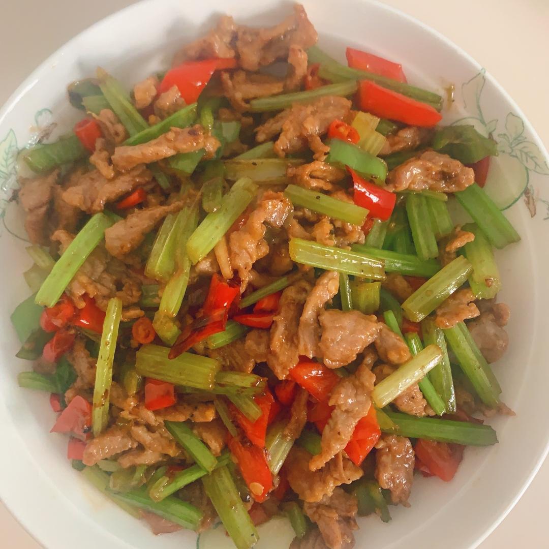 一颗不会玩的朽做的超下饭的芹菜炒牛肉