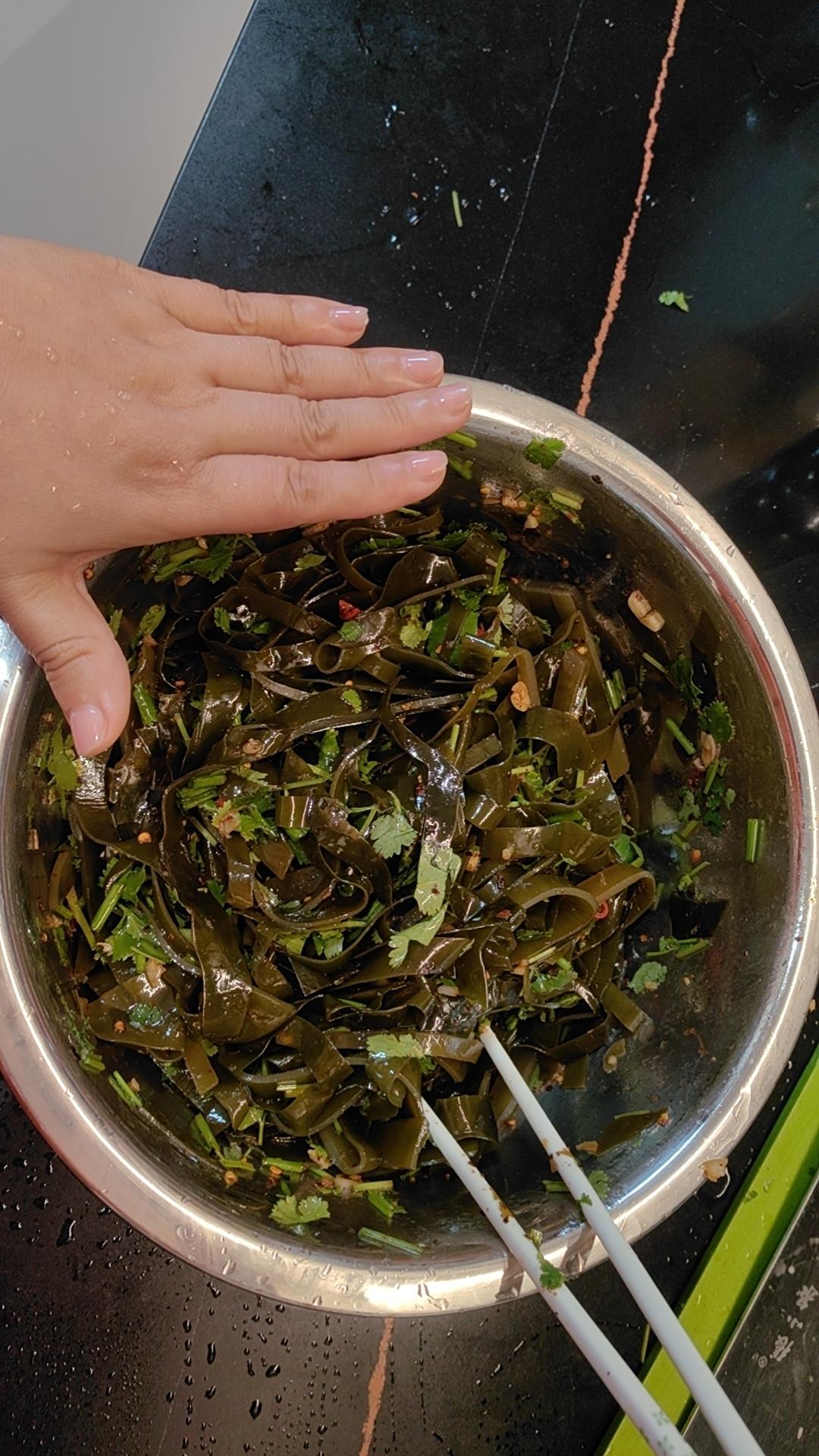 凉拌海带丝（酸辣麻香）爽口开胃咸甜适宜（配自制辣椒油方法）