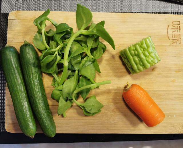 减肥果蔬汁|黄瓜胡萝卜苦瓜穿心莲汁的做法
