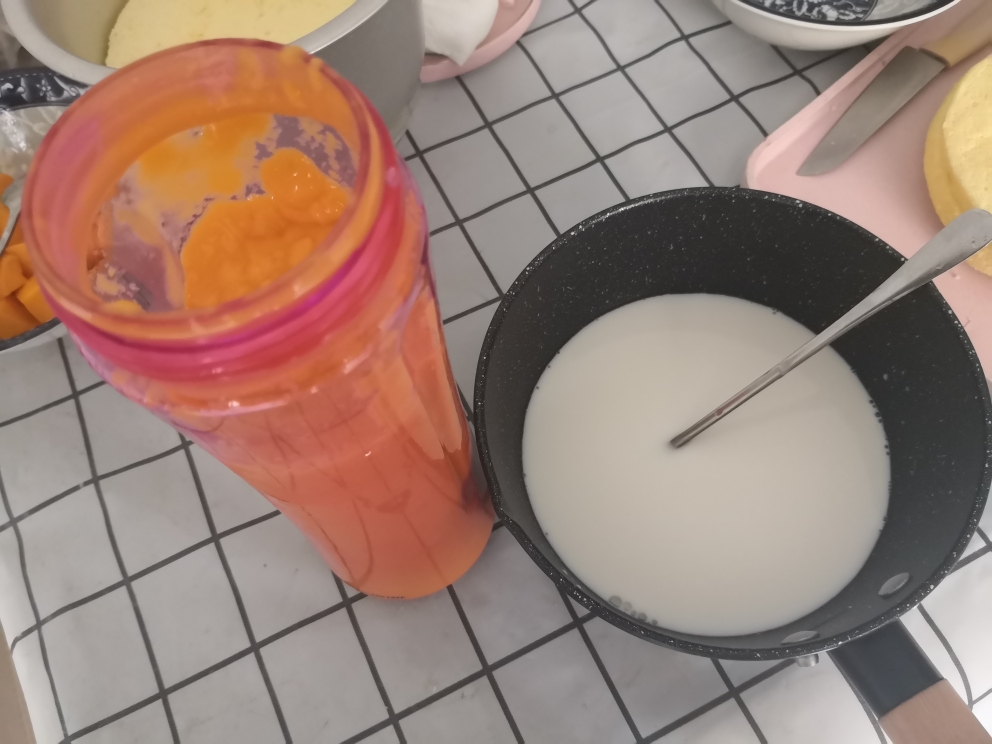 芒果牛奶慕斯杯的做法 步骤2