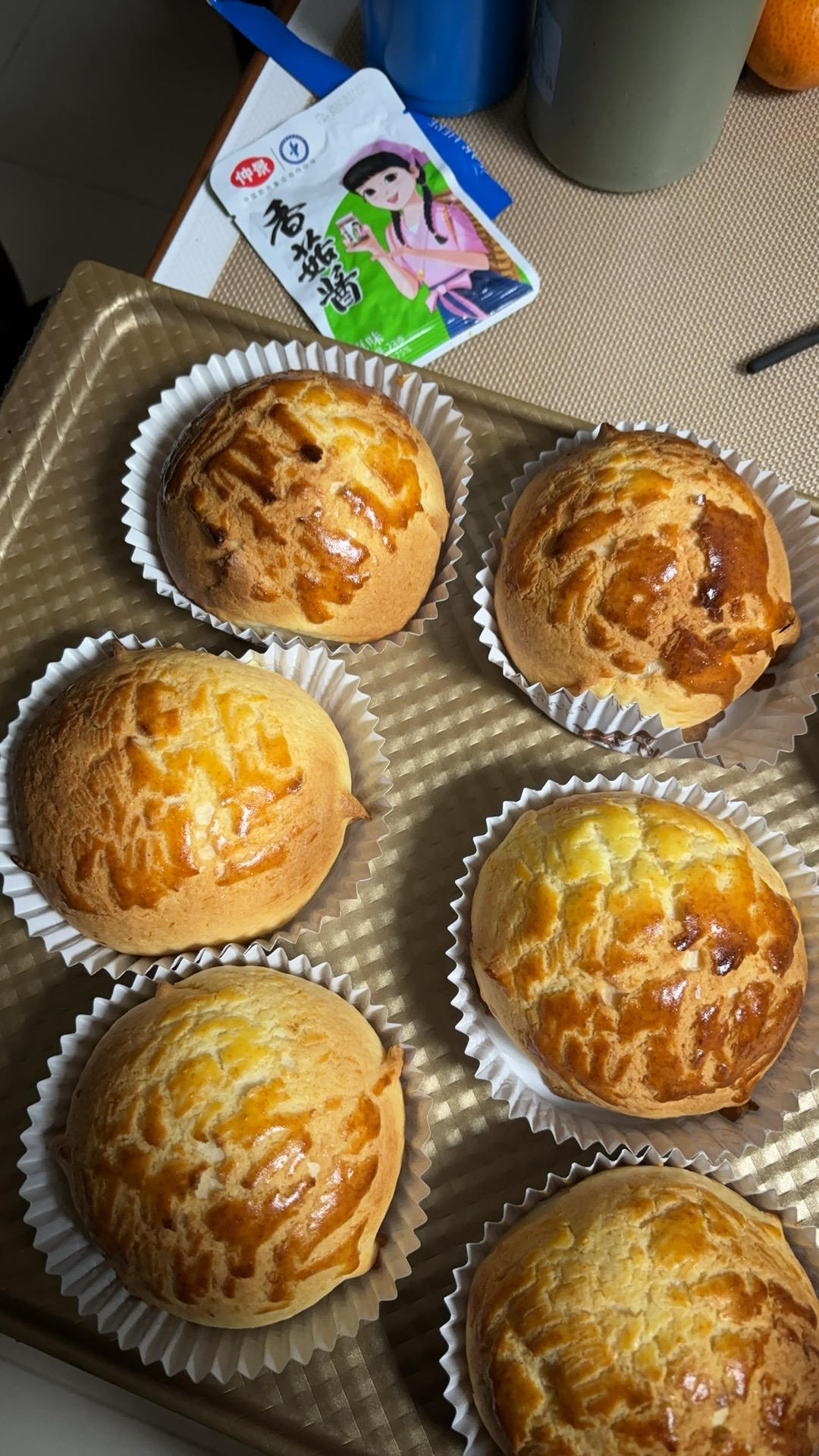 做100款面包の12：在家开茶餐厅!港式菠萝包 –不划格子自然裂开的香酥脆皮！菠萝油/酥皮包