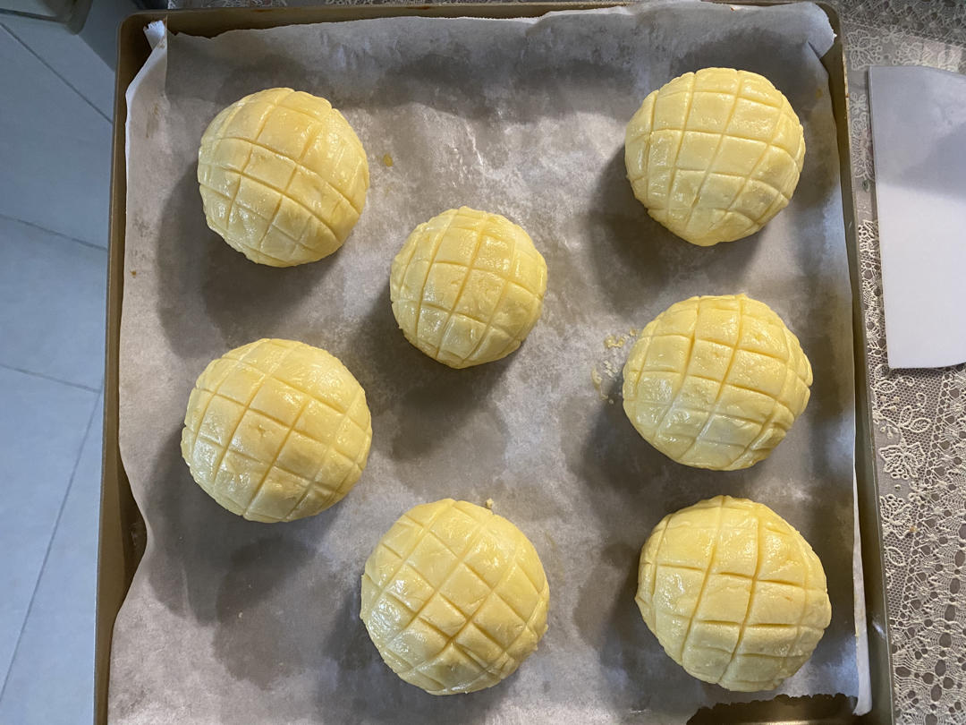 好吃到炸裂的港式菠萝包（附带制作酥皮的小视频）