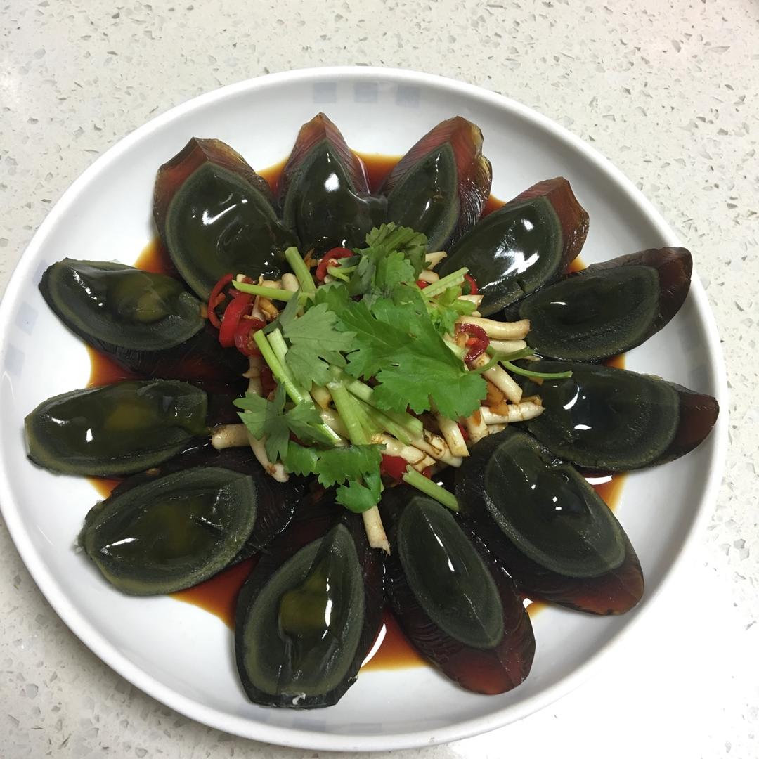 凉拌剁椒皮蛋