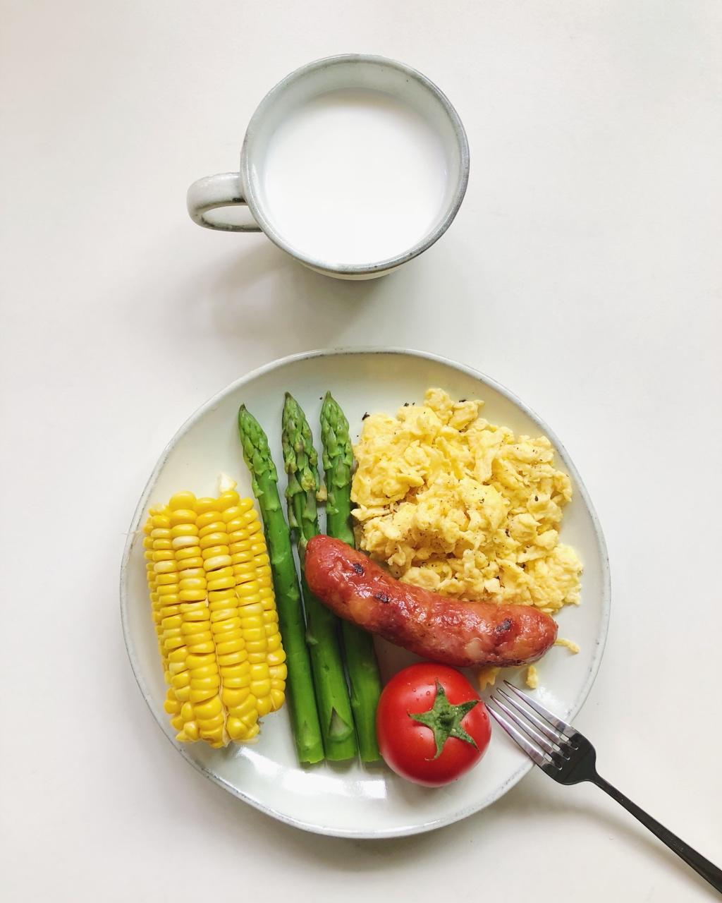 睡沙发才能吃上早餐