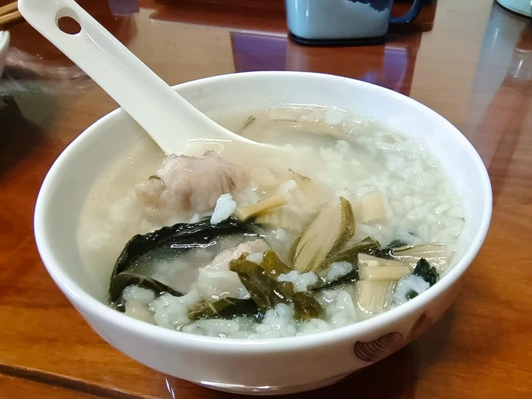 让我想起妈妈的【菜干咸猪骨粥】那股香气实在太温暖！
