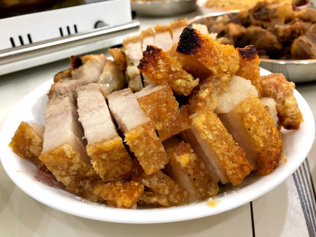 今儿个吃法做的广式脆皮烧肉