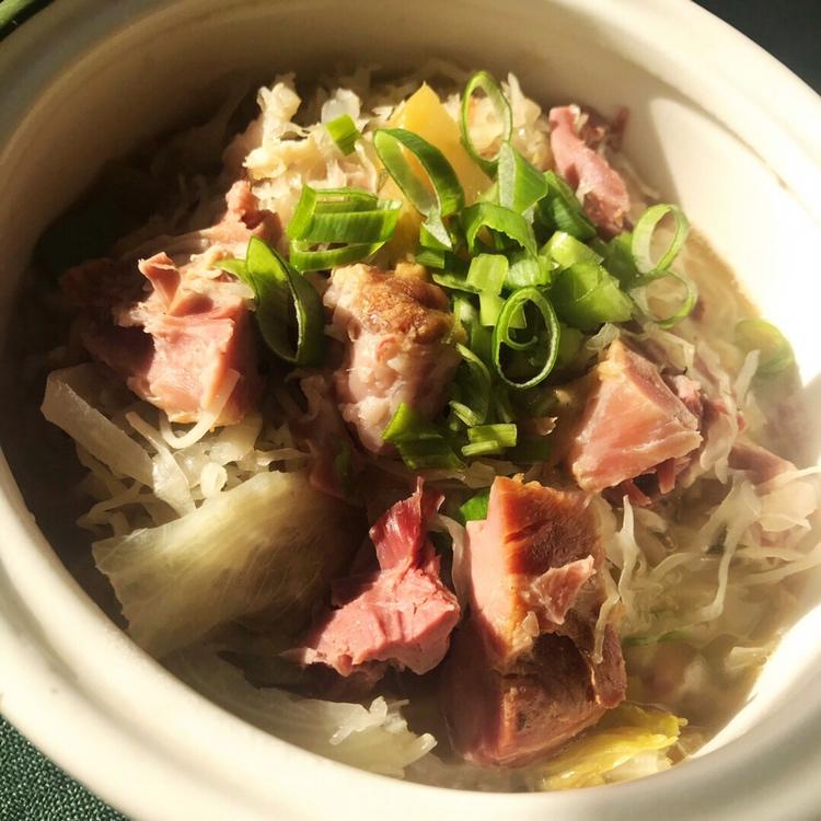 酸菜炖肘子