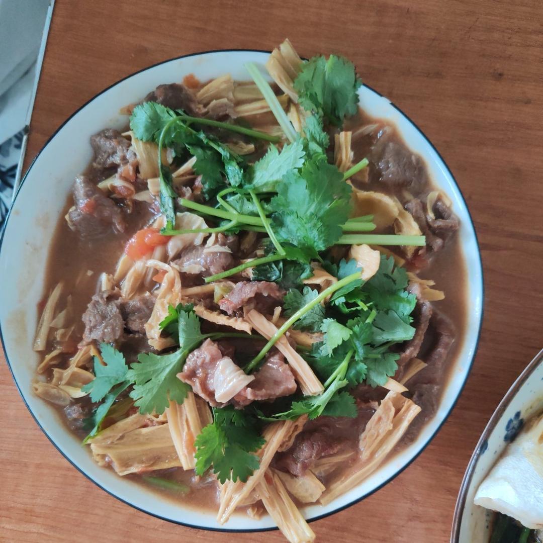 小朋友晚餐：番茄腐竹牛肉煲，鲜嫩又下饭
