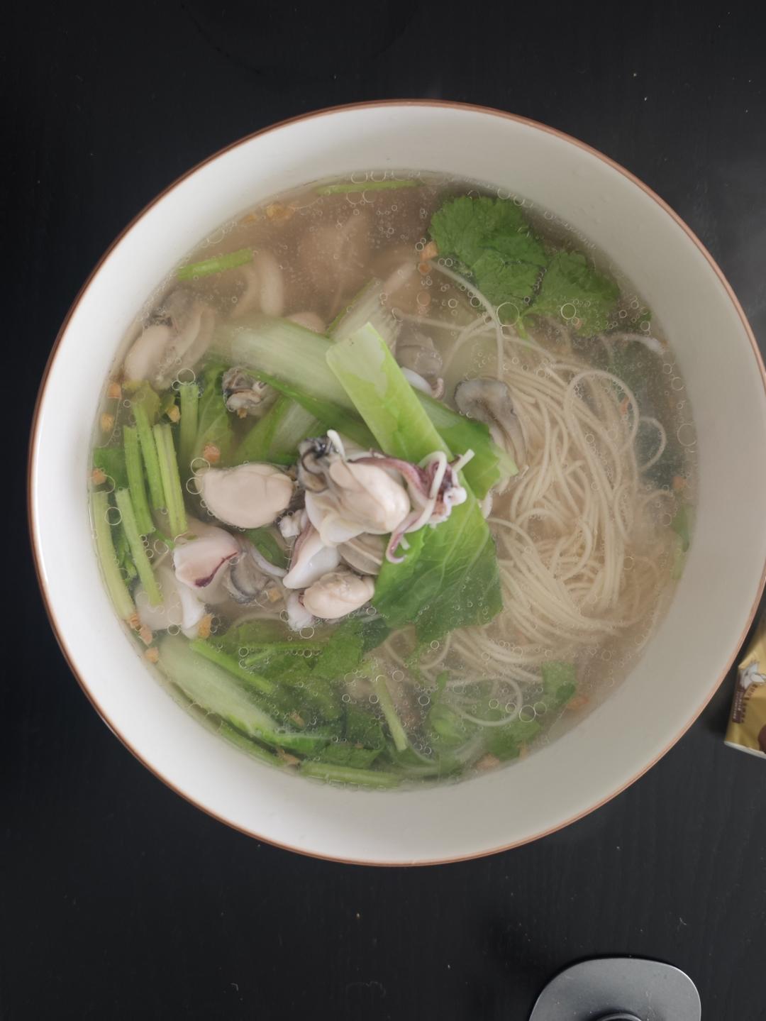 海鲜汤面（牡蛎，鱿鱼）