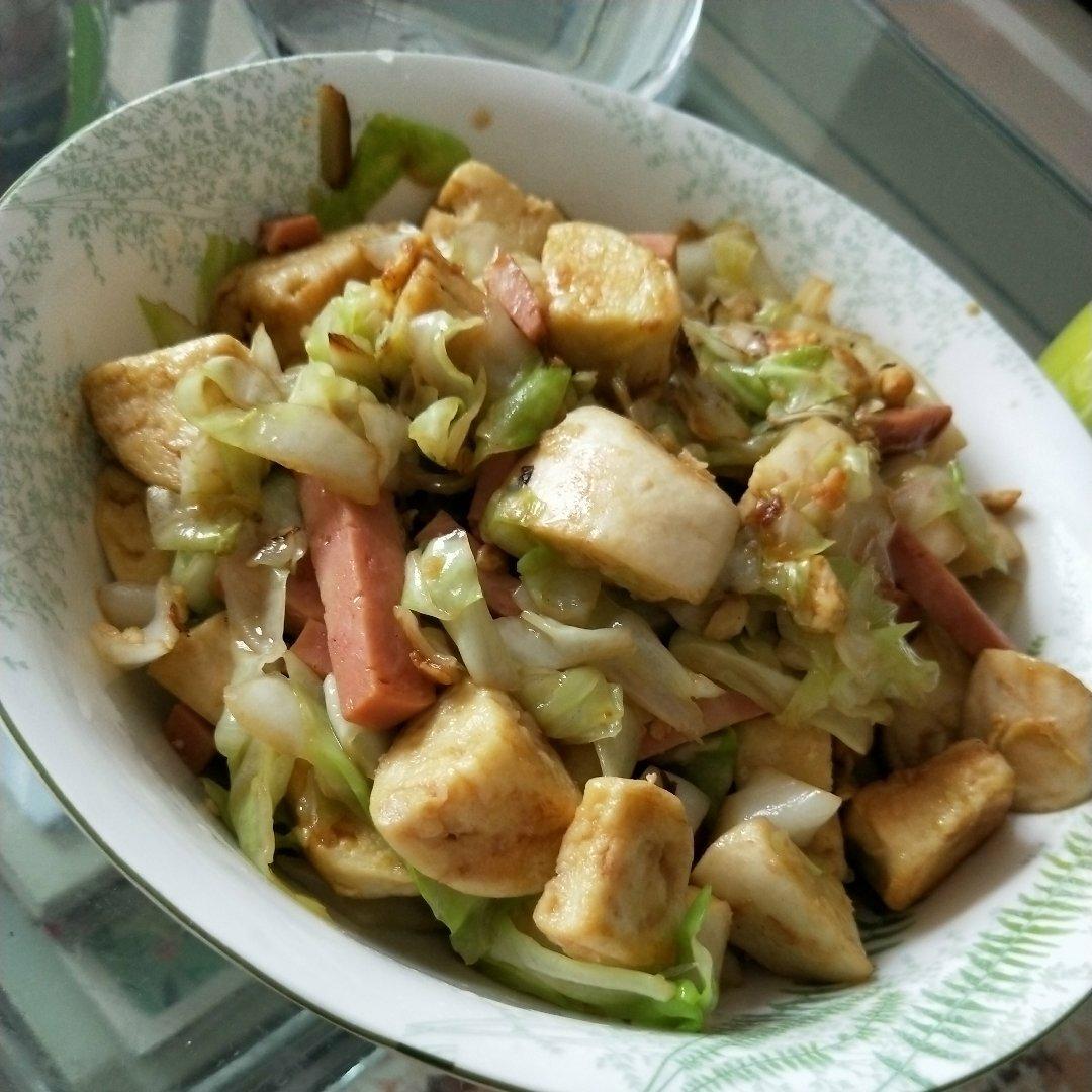 爱鼓捣的小娜娜做的烧烤摊超火的包菜炒馒头